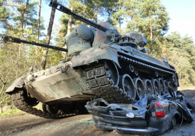 Car Crashing mit dem Panzer in Fürstenau