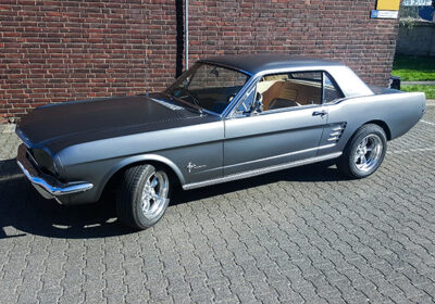 Ford Mustang mieten Düsseldorf (12 Std.)
